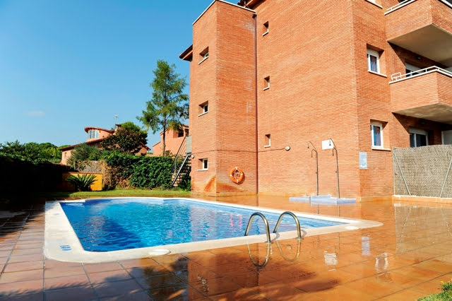 apartamentos turisticos marsol en castelldefels piscina